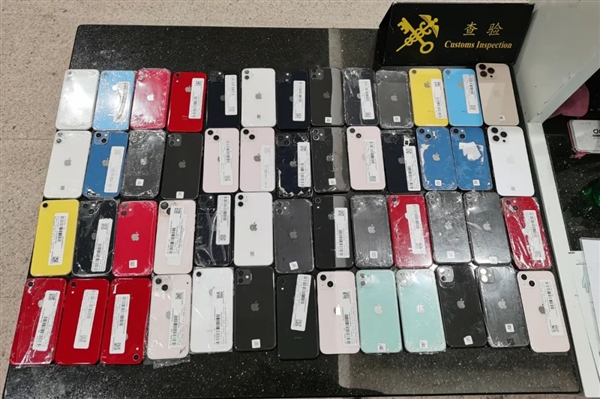 一男子身穿手機“鎧甲”入境被查：全身裹滿52部舊iPhone