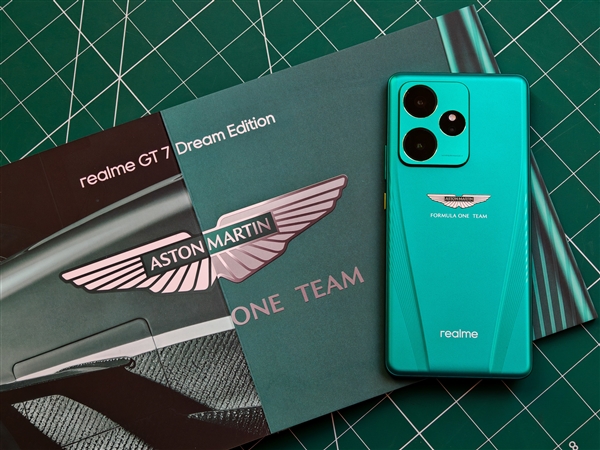 真我GT7阿斯頓馬丁限定版官宣：明天見
