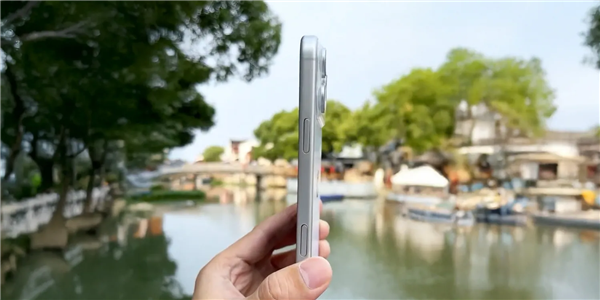 蘋果iPhone 17 Pro Max機模上手：厚度增加 電池加大