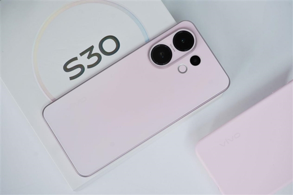 手感絕佳純直屏！vivo S30桃桃粉圖賞