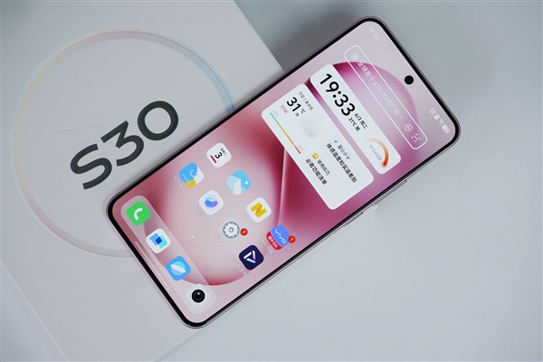 手感絕佳純直屏！vivo S30桃桃粉圖賞
