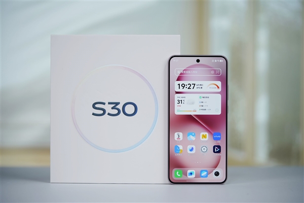 手感絕佳純直屏！vivo S30桃桃粉圖賞