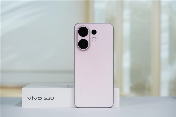 手感絕佳純直屏！vivo S30桃桃粉圖賞