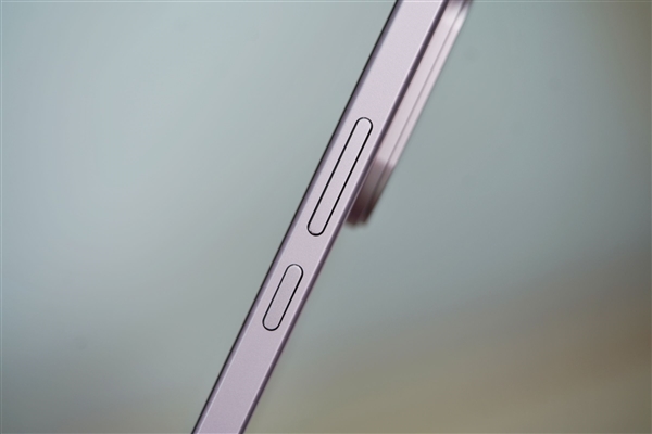 手感絕佳純直屏！vivo S30桃桃粉圖賞
