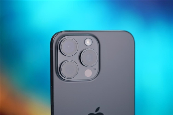 你注意過沒！iPhone攝像頭旁邊竟然有個小孔：作用揭秘