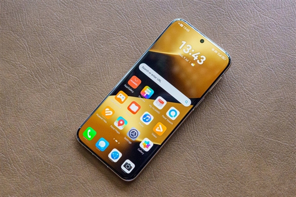 余承東演示華為Pura 80 Pro+吹滅蠟燭：再現發布會名場面